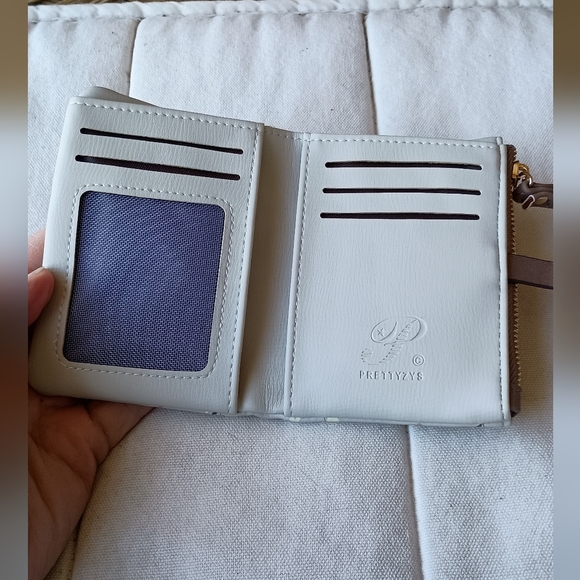 NWOT Prettyzys Floral Gray Wristlet Wallet - Picture 3 of 4